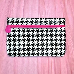 NEW Ipsy makeup bag; black & white textured houndstooth vinyl; fucshia lining